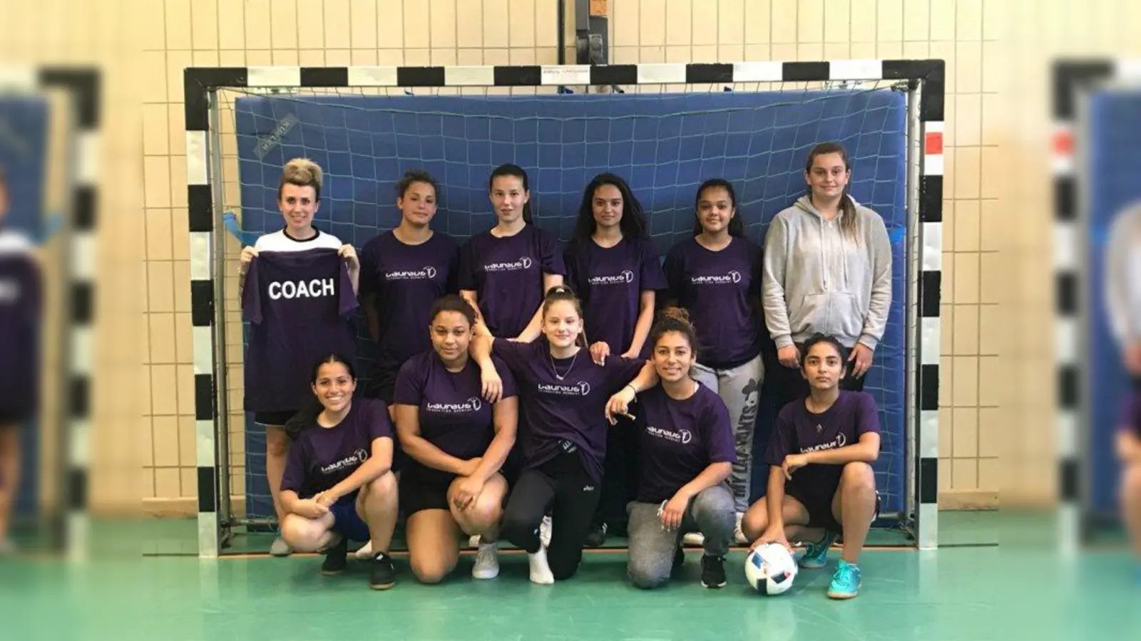 Zehn Schülerinnen machten den Trainerschein: Hintere Reihe von links: Betreuerin Carolin Völk, Vanessa Gabler, Ajla Arifovic, Anita Heinzlmair, Raissa Lipski, Aida Gashi. Vorne von links: Tamia Saransiq-Muenala, Julina Wiermann, Vanesa Tahiraj, Maria Ternezis und Dijna Kostic. (Foto: Sch)