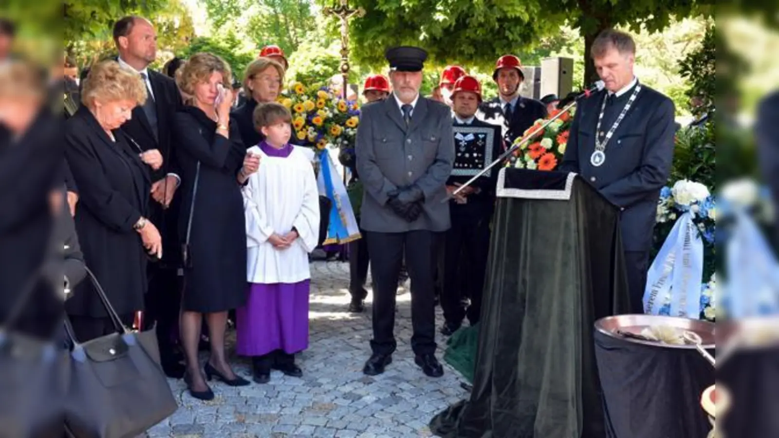 Bürgermeister Stefan Schelle (r.) sprach zu der versammelten Trauergemeinde. 	 (Foto: Schunk)