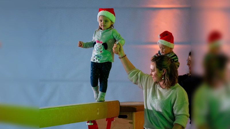 Mit ersten vorsichtigen Schritten ging es bei den Kleinsten über den Schwebebalken. (Foto: Alexander Engel)
