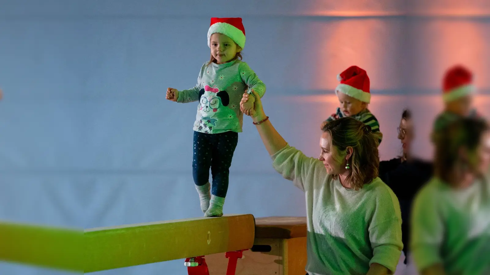 Mit ersten vorsichtigen Schritten ging es bei den Kleinsten über den Schwebebalken. (Foto: Alexander Engel)
