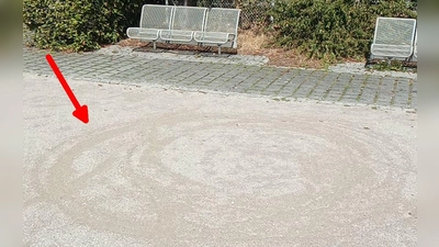 Der Belag des Bouleplatzes in Germering wird immer wieder durch das Befahren mit Fahrrädern bzw. E-Scootern beschädigt. (Foto: Louis)