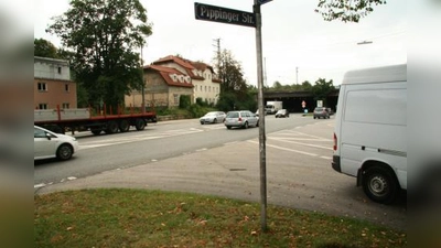 Auf dem Grundstück Pippinger Straße 22 soll im kommenden Jahr eine Kindereinrichtung mit Krippe und Kindergarten entstehen. Der BA äußerte erste Bedenken gegen das Vorhaben, denn sowohl die Lärm- als auch die Abgasbelastung sind an dieser Stelle außergewöhnlich hoch. (Foto: US)