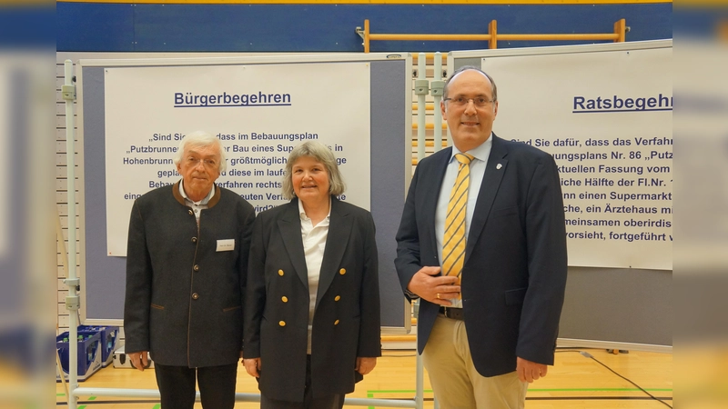 Haben am Ende eine Lösung gefunden, die für alle befriedigend ist: Bürgermeister Dr. Stefan Straßmair, sowie Dr. Gerhard und Sigrid Bauer. (Foto: VA)