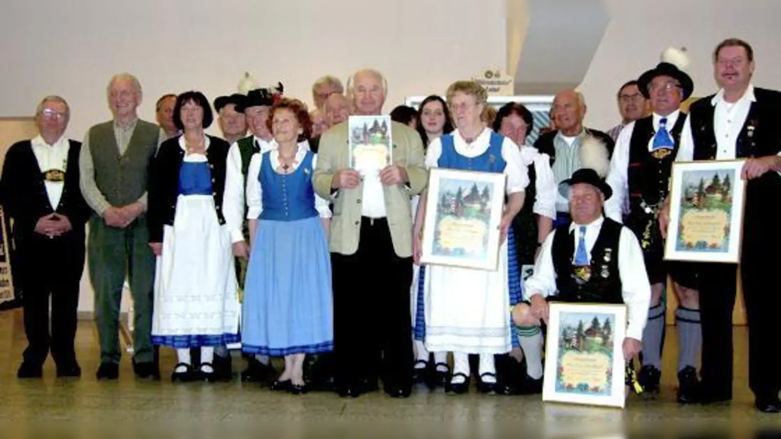 Stattliche Trachtler wurden geehrt und gewählt bei der Jahreshauptversamlung der Würmbachtaler »getreu dem alten Brauch«.	 (Foto: VA)