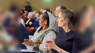 Yirgalem Fisseha Mebrahtu und die Autorin Tanja Kinkel im Gespräch über Freiheit, Menschenrechte und den Wert der Demokratie. (Foto: Kulturreferat München)