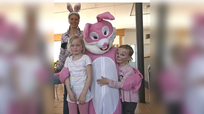 Die Foodsaver luden ein zum Osterbrunch. Da kam sogar der Osterhase persönlich vorbei! (Foto: Helmut STARK)