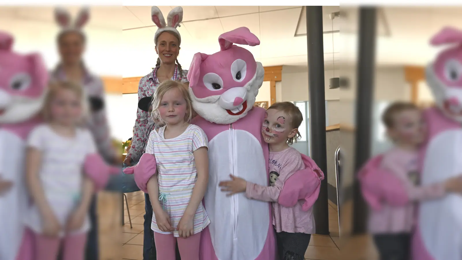Die Foodsaver luden ein zum Osterbrunch. Da kam sogar der Osterhase persönlich vorbei! (Foto: Helmut STARK)