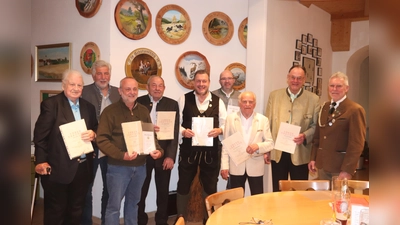 Folgende Schützen wurden geehrt: : (v.l.): Dobl Walter, Walter Herbert, Stoidner Albrecht, Endlinger Ludwig, Rischer Peter, Kanter Johann, Wagner Richard, Gottlieb Ernst und Weber Reinhard (1.Schützenmeister). (Foto: Alexander Thomas)