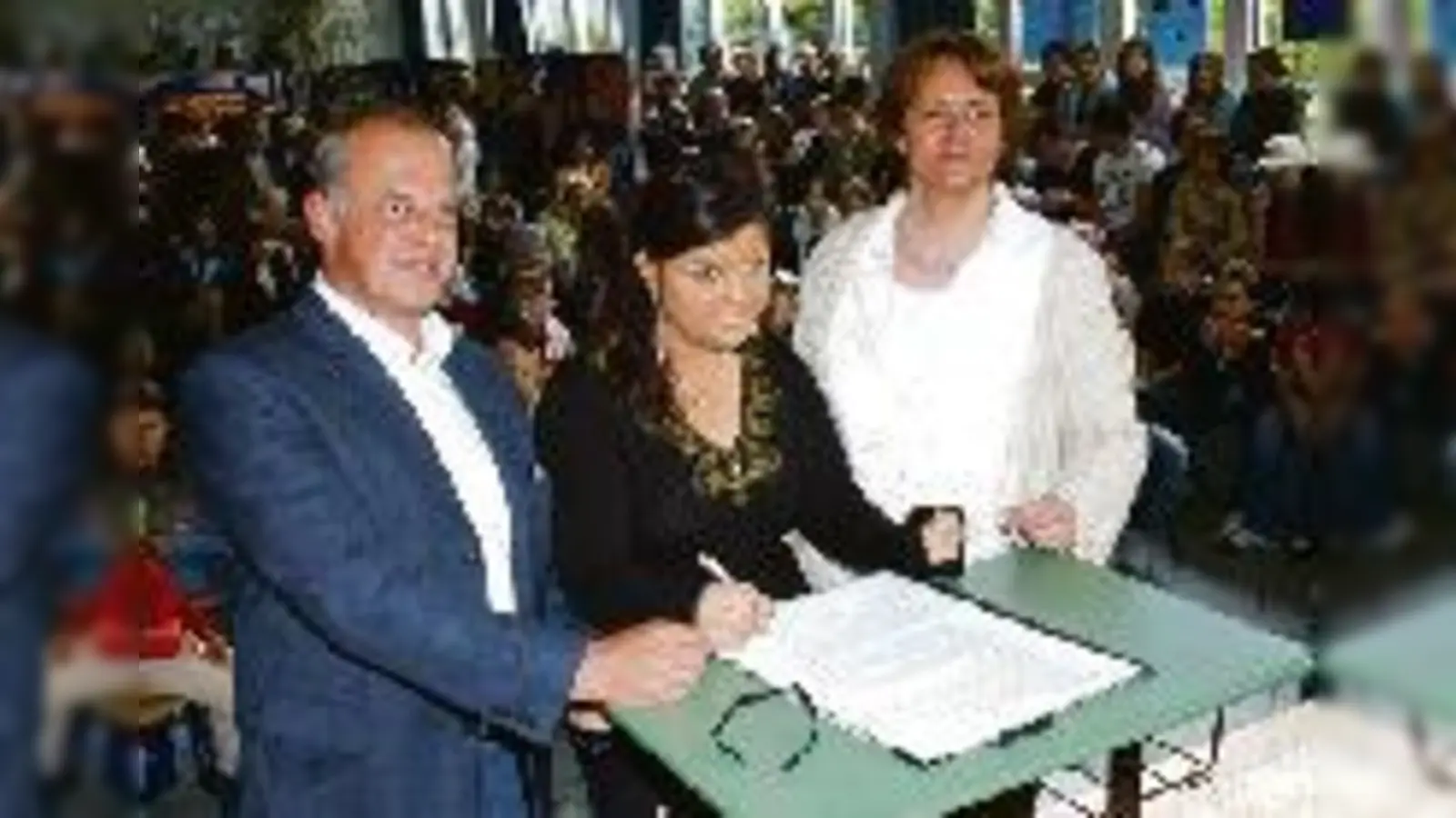 Die verfassungslose Zeit ist zu Ende: (v.l.) Schulleiter Peter Thiele, Schülersprecherin Esra Naldemir und Elternbeiratsvorsitzende Christine Langer setzen die neuen Gesetze der Hauptschule Unterschleißheim in Kraft.  (Foto: ba)