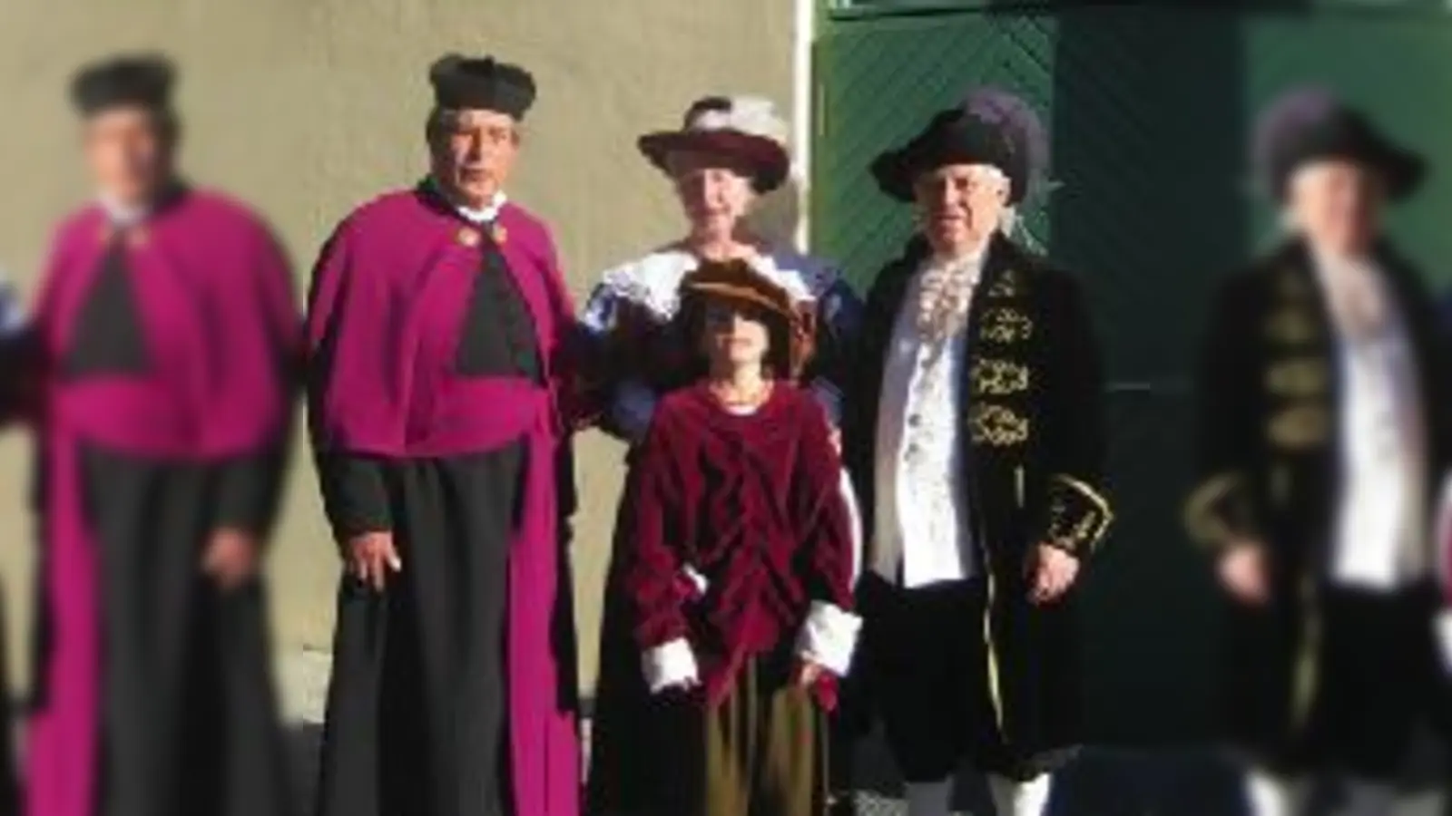 Federhut statt Baseballcap: So liefen die Mensch im Mittelalter durch Moosachs Straßen und Gehöfte (re. Gesamtvereinsvorsitzender Karl  (Bucher).Foto: ras)