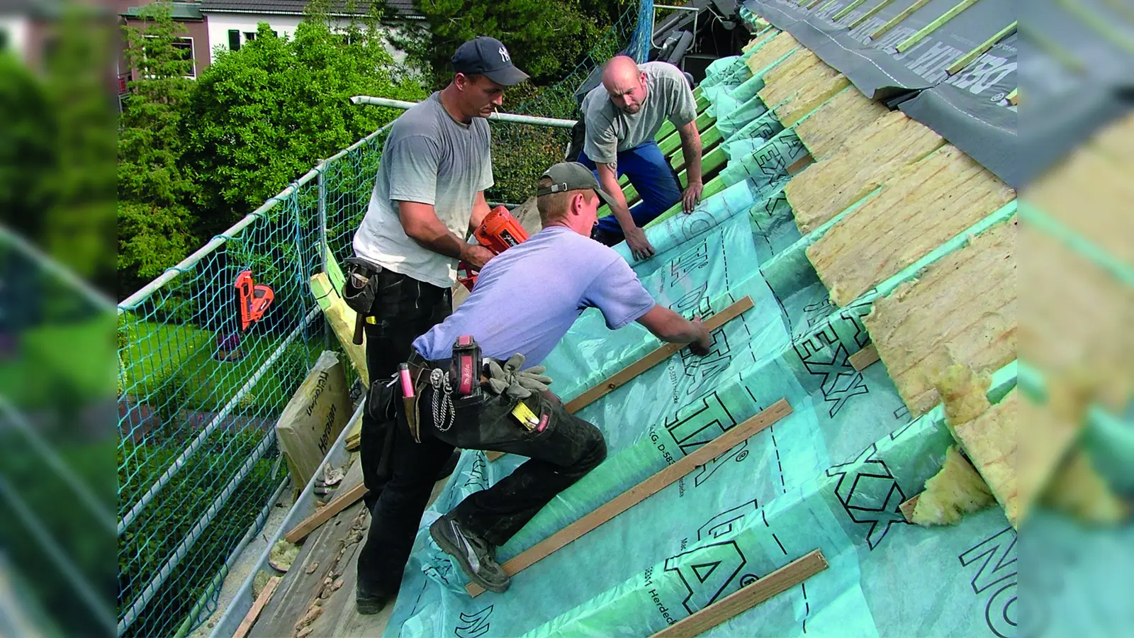 Ein Steildach energetisch zu sanieren, rechnet sich dank der Heizenergie-Einsparung und deutlicher staatlicher Förderung oft schneller, als viele Immobilienbesitzer denken. (Foto: Dörken/txn)