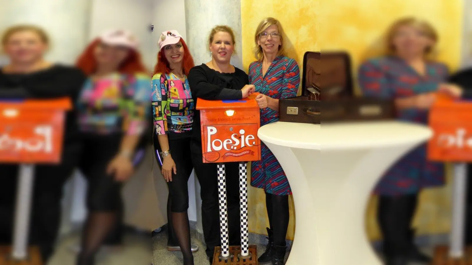 Laden zu Kunst und Poesie ein (v.l.): Chris Bleicher (peepart), Jasmin Koch (ASZ-Leiterin) und Poesiepostbotin Katharina Schweissguth. (Foto: Chris Bleicher)