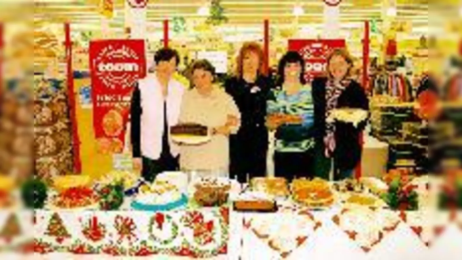 Im Bild von  (Foto: Gisela Königmaier (Mitglied Drobs e.V.), Gabriele Winter (1. Vorstand Drobs e.V.), Tatjana Grobelny (toom Marktmanagerin), Silvia Neumeier (Geschäftsführerin Drobs e.V.) und Edeltraud Moritz (Mitglied bei Drobs e.V.).)