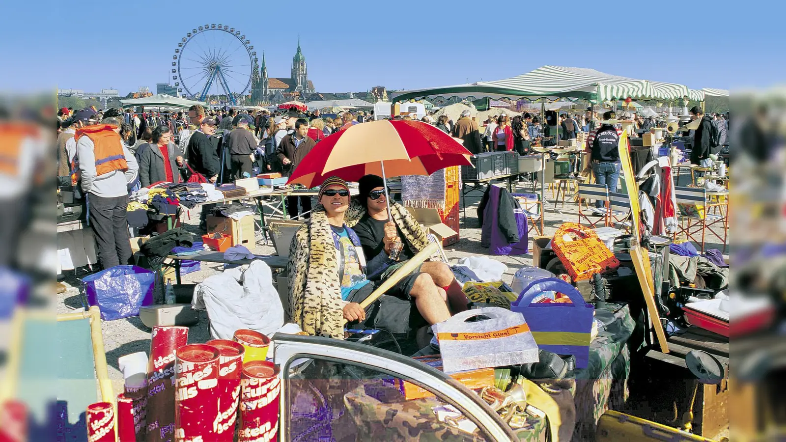 Bis zu 2.500 Verkäufer erwarten die Besucher auf dem riesigen BRK- Flohmarkt auf der Theresienwiese. (Foto: M. Vogel)