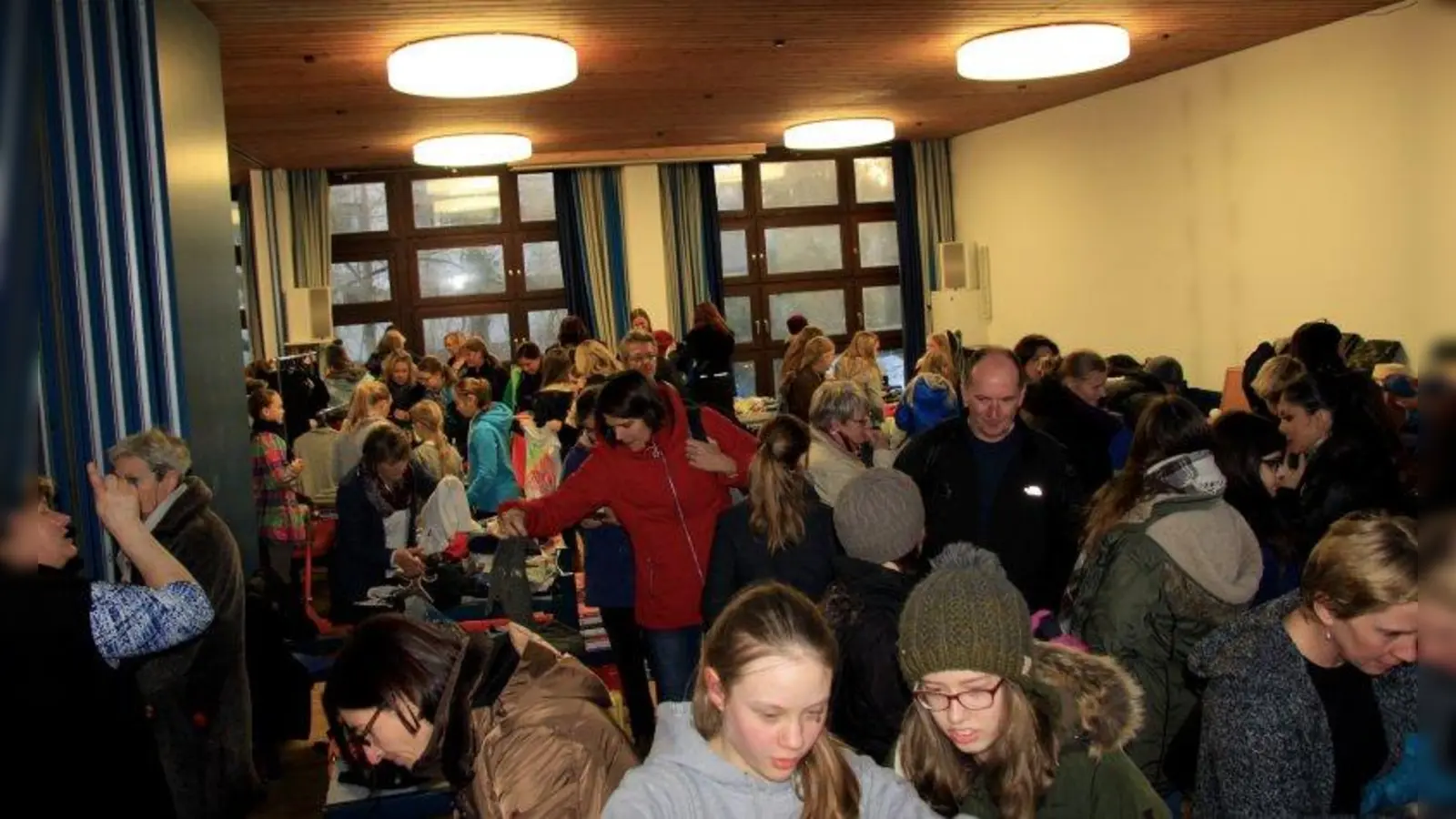 Hoffentlich bald wieder: Der Teeny-Flohmarkt in der Himmelfahrtskirche Pasing lockte jede Menge Schaulustige und Schnäppchenjäger an. (Foto: us)