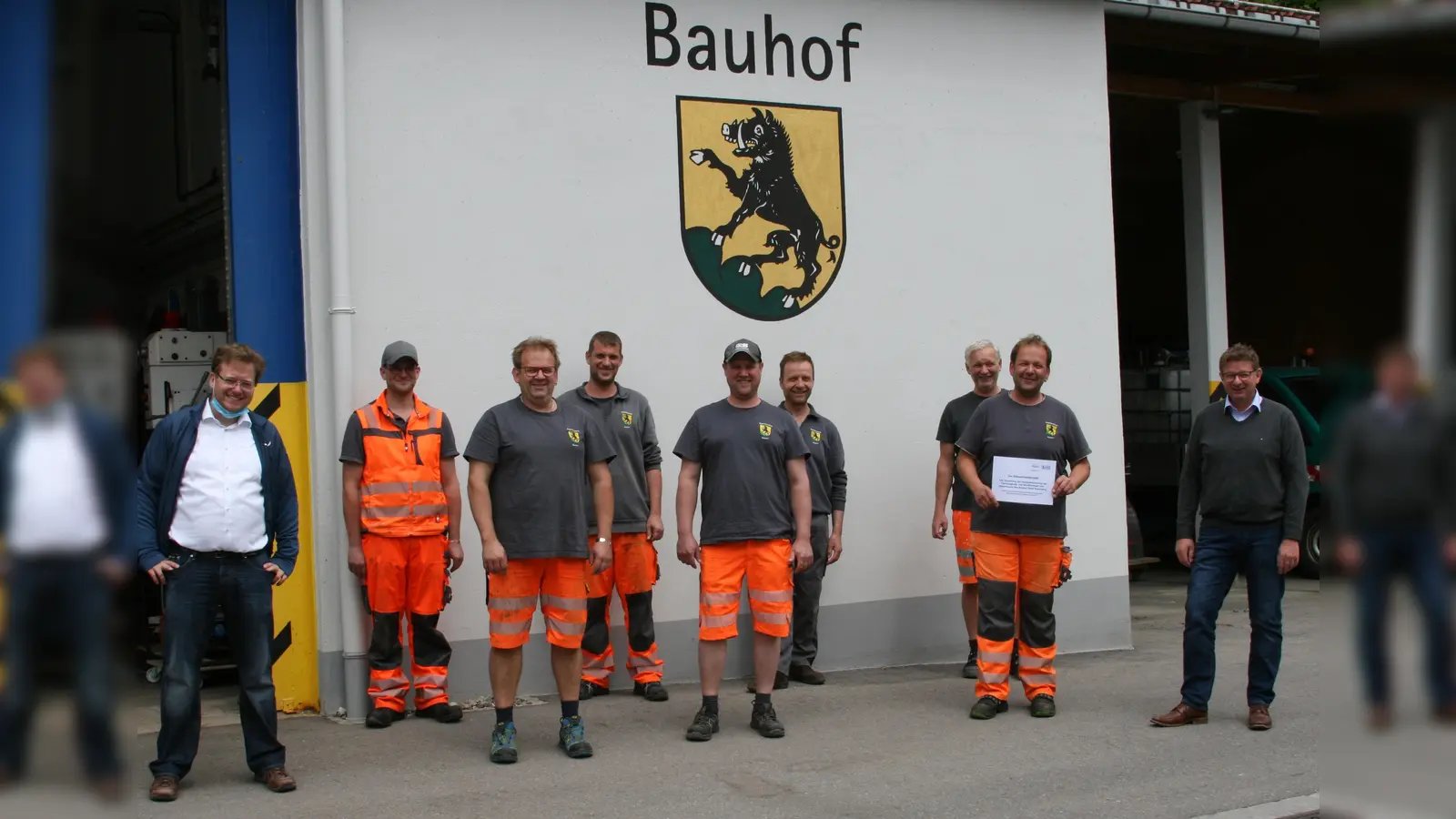 Das Team vom Ebersberger Bauhof eingerahmt von Klimaschutzmanager Christian Siebel und Bürgermeister Ulrich Proske. (Foto: Stadt Ebersberg)