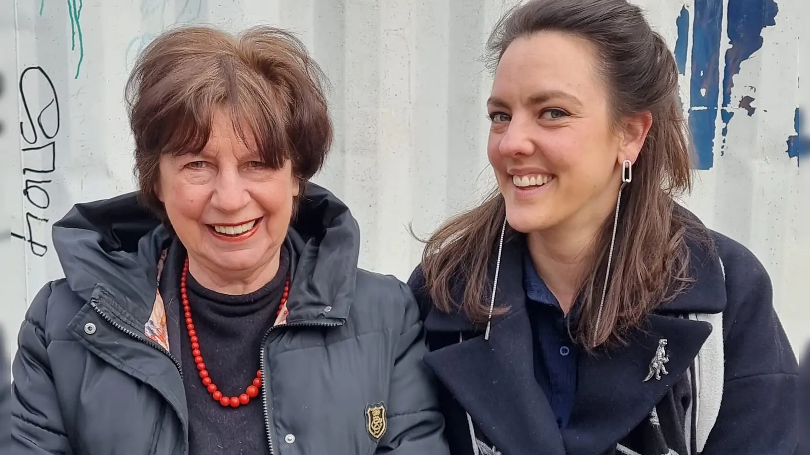 Angelica Fell (links im Bild) gründete vor zehn Jahren die Freie Bühne München e.V.. Neue Künstlerische Leiterin ist seit Januar Verena Regensburger (rechts). (Foto: FBM e.V.)