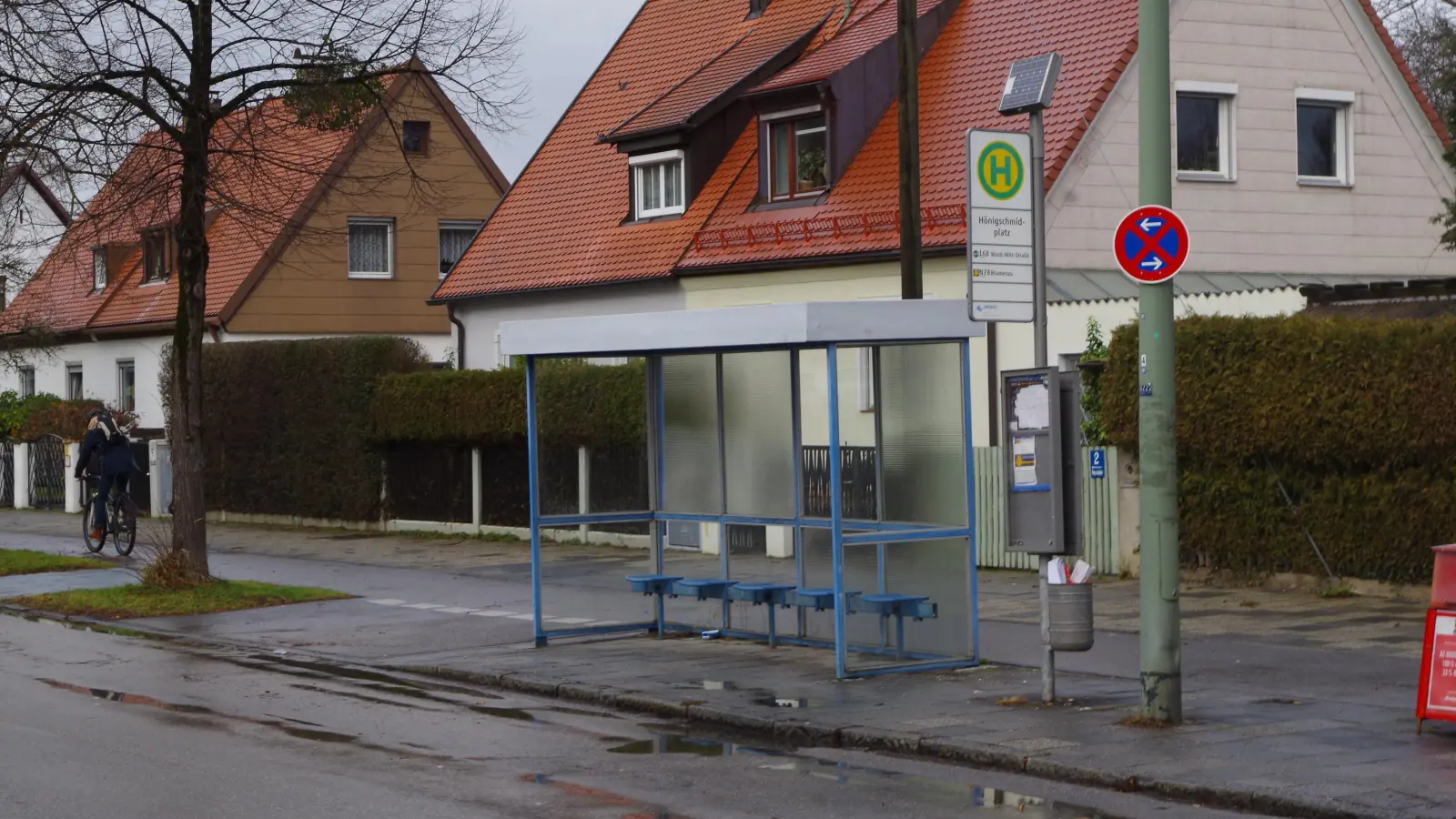 Die Bushaltestelle auf der Nordseite des Hönigschmidplatzes soll versetzt werden, um heutigen Anforderungen zu genügen. Im Bezirksausschuss Laim ist man sich über den neuen Standort uneins. (Foto: Beatrix Köber)