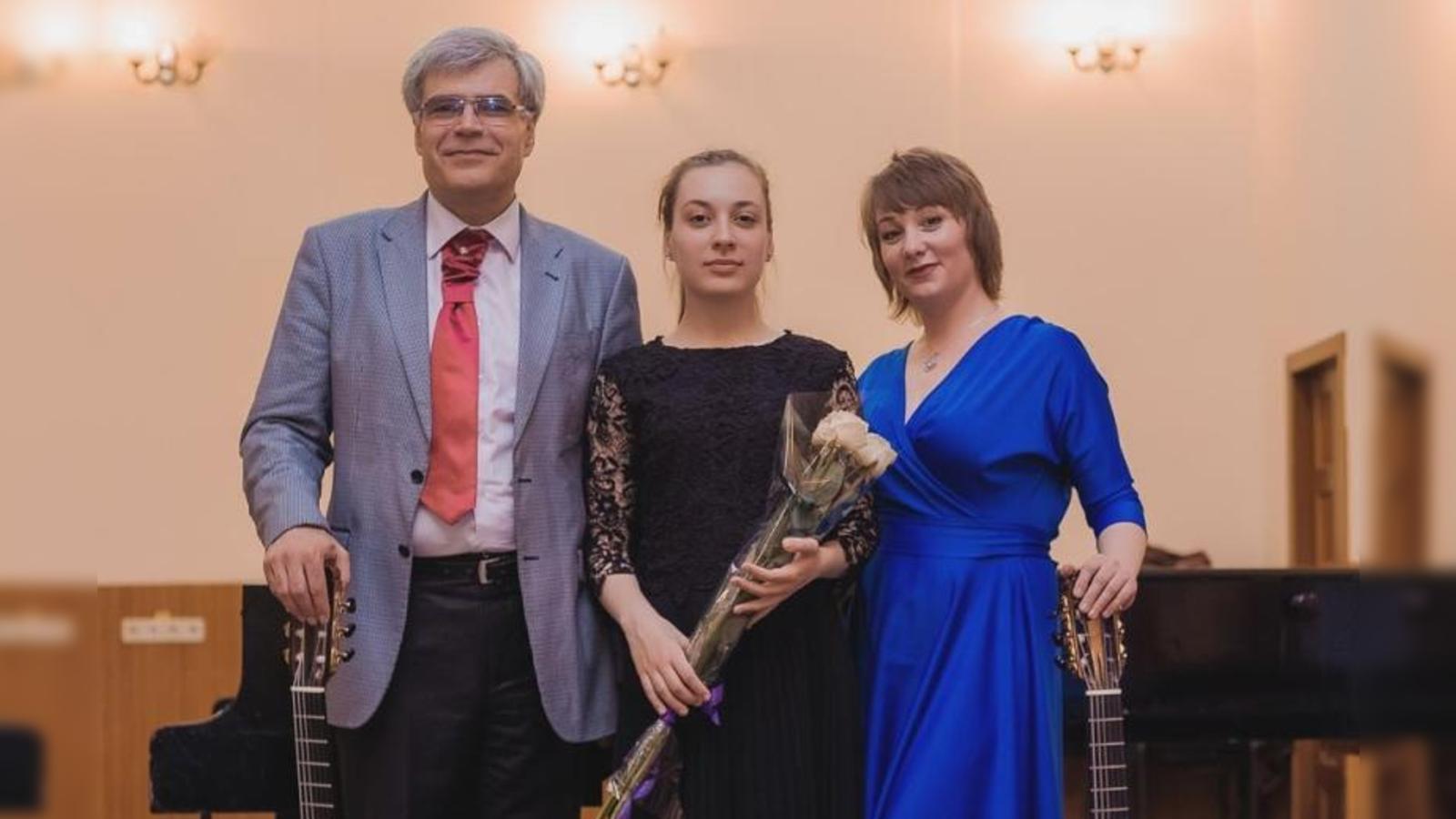 Volodymyr-Dotsenko-musiziert-mit-seiner-Frau-und-Tochter