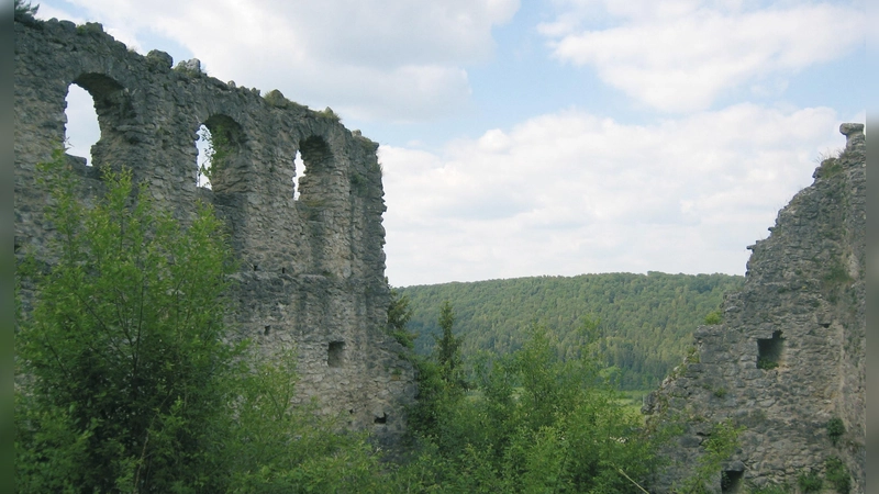 Die Burgruine Rumburg im Altmühltal: 1361 erstmals urkundlich erwähnt, war sie Mittelpunkt einer kleinen Ritterherrschaft und ging 1540 bei einem Brand in Flammen auf. (Foto: J. Hamberger)