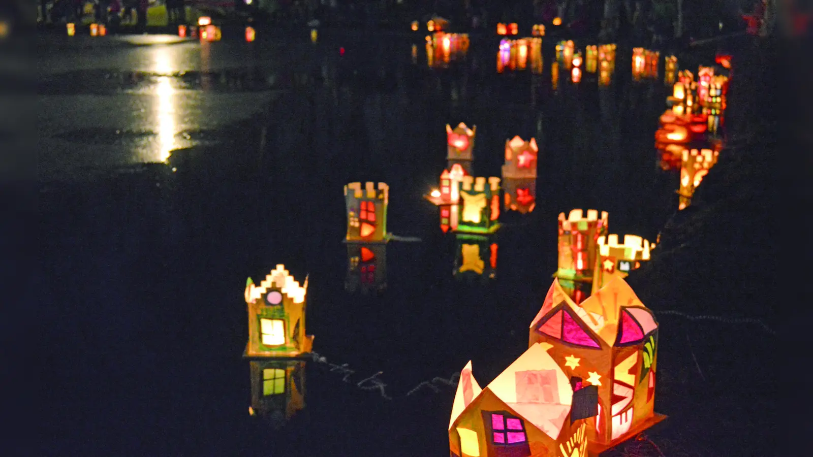 Lichterhäuschen auf dem Schlossweiher vor der Blutenburg. (Foto: © IJB)