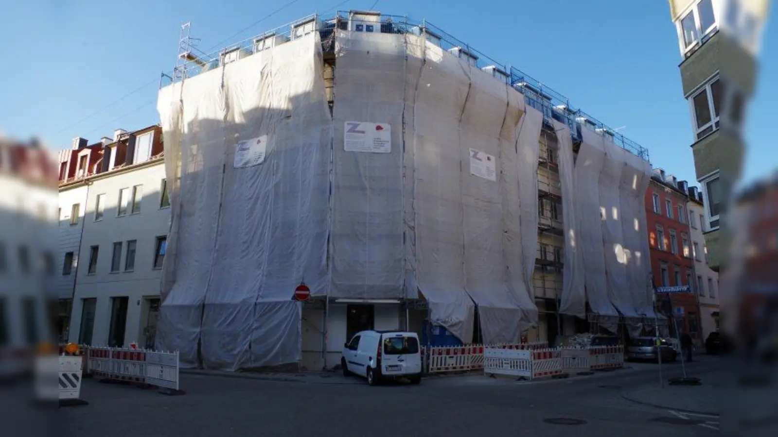 Stadtteilbewohner beklagten über Jahre den Leerstand im „Schnitzelhaus“ an der Holzapfelstraße. Die Stadt verhängte daraufhin gegen die Eigentümer ein Bußgeld wegen Zweckentfremdung von Wohnraum. Wann hier nun Wohnungen beziehbar sind und wer sich die Miete leisten können wird, steht noch nicht fest. (Foto: kö)