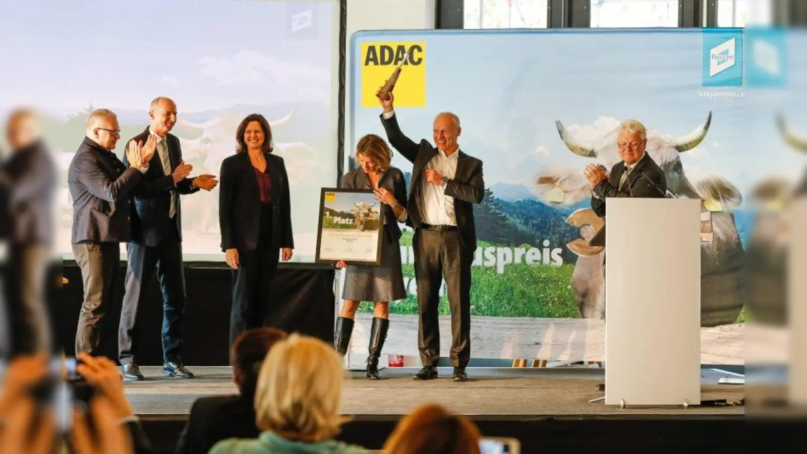 Wie den Siegerpokal einer Fußball-WM reckte Michael Völker, der Geschäftsführer des Dinoparks die Trophäe in die Höhe. (Foto: ADAC Nordbayern)