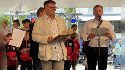 TSV-Präsident Peter Kramer (l.) und Bürgermeister Manfred Walter werden bei der Feier verdiente Sportler auszeichnen. (Foto: pst)