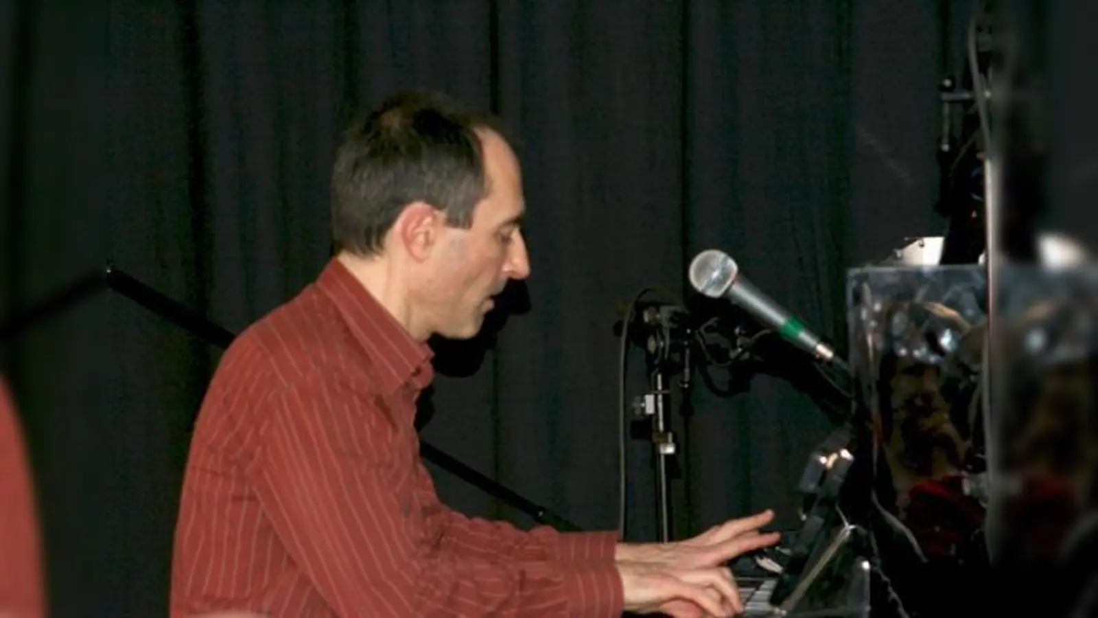 Michael Alf trug bei »moosachSWINGT« dem Publikum auch Bluesnummern vor. 	 (Foto: VA)