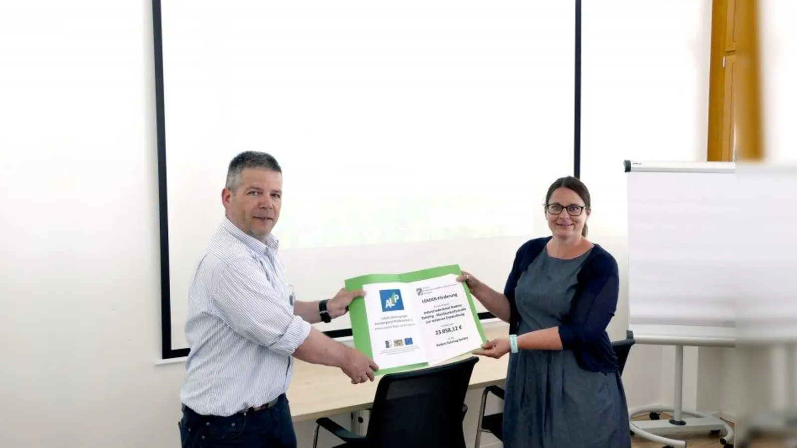 Renè Jakob und Elisabeth Gutmann bei der Übergabe des Leader-Förderbescheids. (Foto: Landratsamt Weilheim-Schongau)