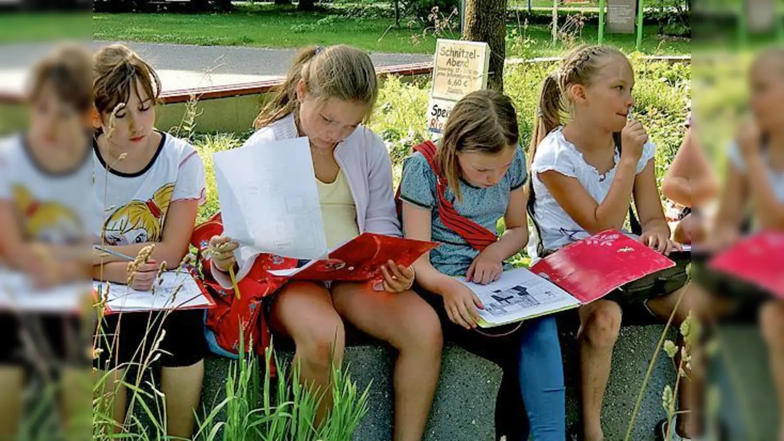 Kinderideen zum vierten Bauabschnitt am Ackermannbogen sind am Bauzaun ausgestellt.  (Foto: Verein)