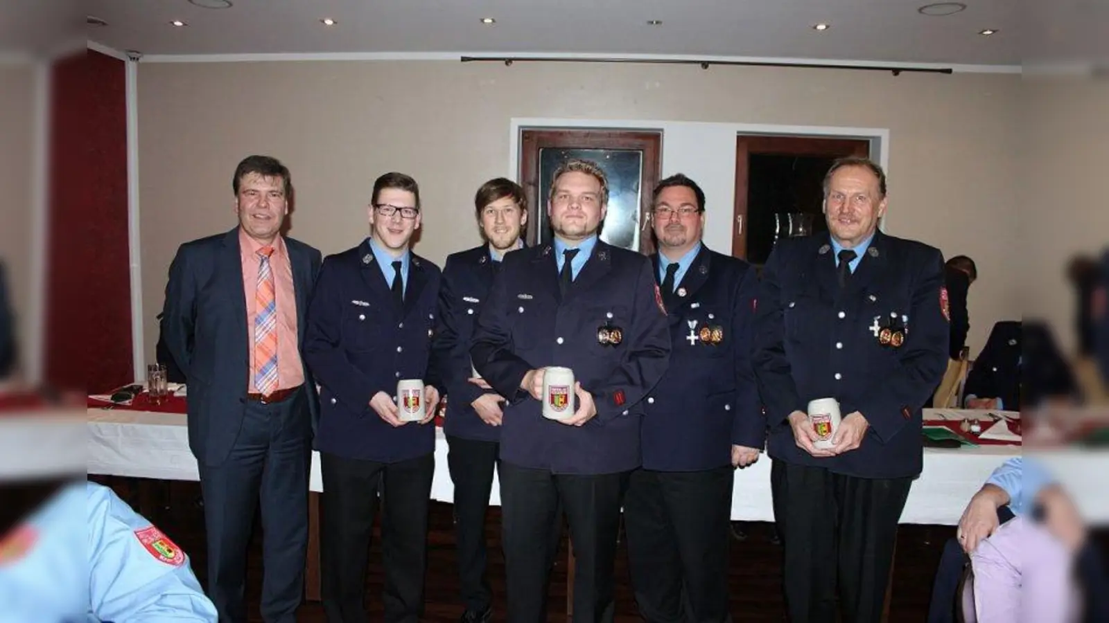 Stefan Kolbe (l.), Wolfang Faltermeier (r.) und Jürgen Conk (2. v. r.) ehrten Andreas Mach, Felix Schwarz und Sebastian Neubert (v. l.) für ihre zehnjährige Mitgliedschaft. (Foto: T.Theil)