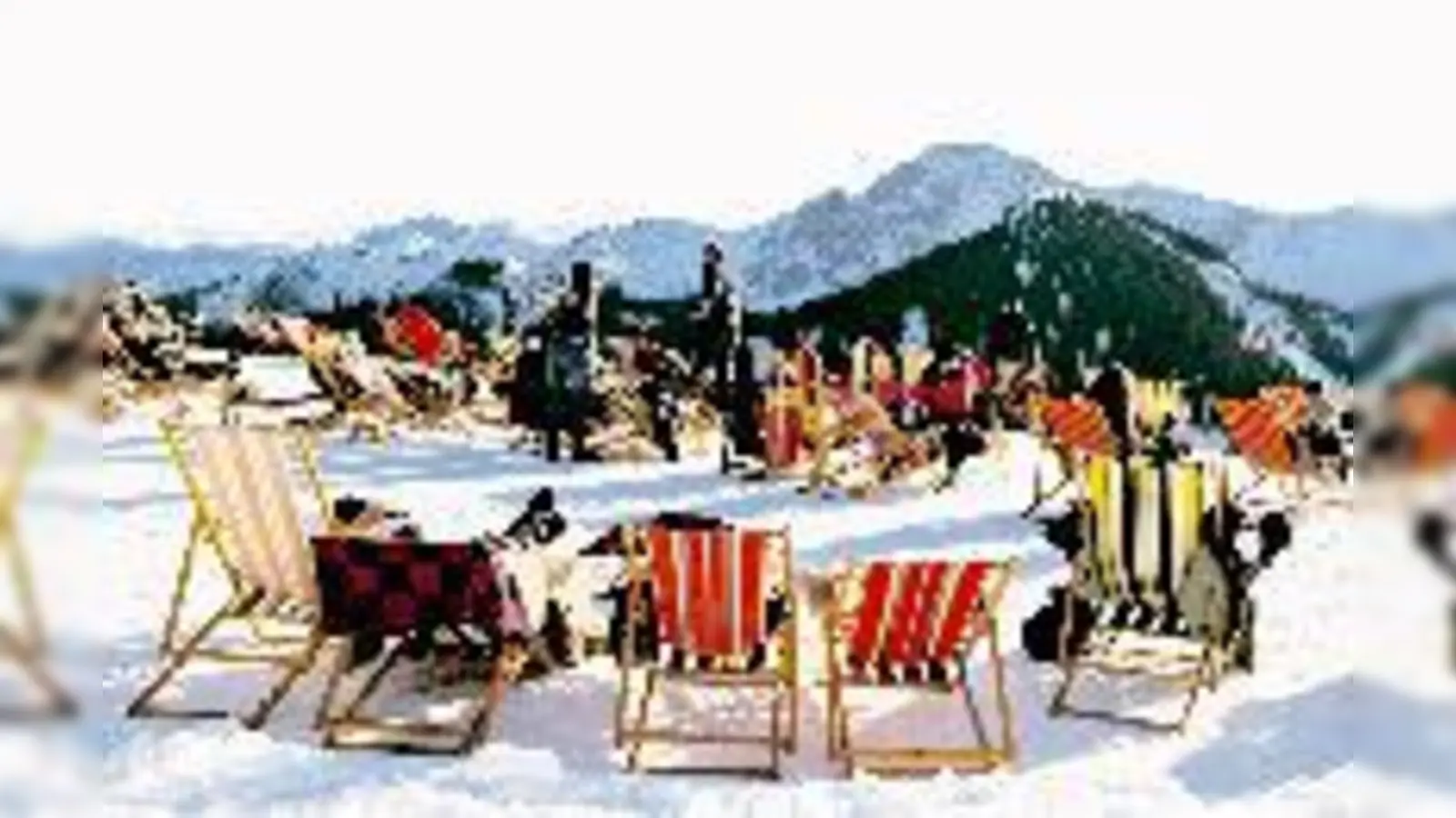 Auch das gehört für viele zum Skiausflug dazu: Sonne tanken im Liegestuhl und den Panoramablick genießen.  (Foto: Alpen Plus Archiv/Sudelfeld/Plettenberg)