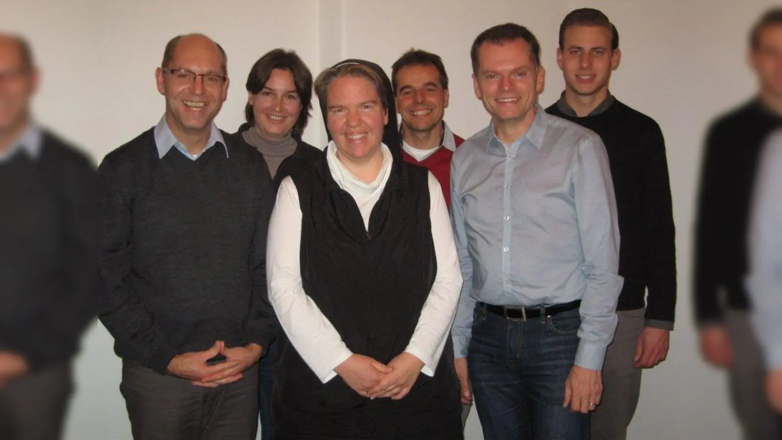 Wegbegleiter durch die Exerzitien im Alltag: von links Pfarrer Wendelin Lechner, Schwester Monika Amlinger, Schwester Sara Thiel, Pastoralreferent Andreas Beer, Pfarrer Hermann Bethke und Alexander Daniel. (Foto: Pfarrei St. Benno München)