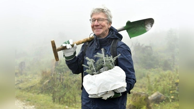 Mit Spaten und Weißtannen ging es in die Alpen: Münchenstift-Geschäftsführer Siegfried Benker. (Foto: Münchenstift)