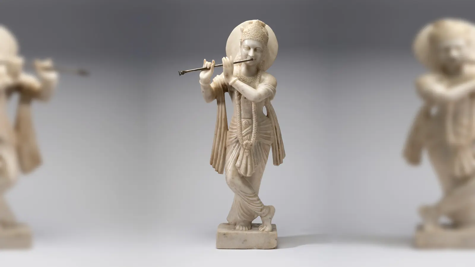Unter anderem wird der Flöte spielende Krishna, eine Skulptur aus Nordindien, gezeigt. (Foto: © Museum Fünf Kontinente, Foto: Nicolai Kästner)