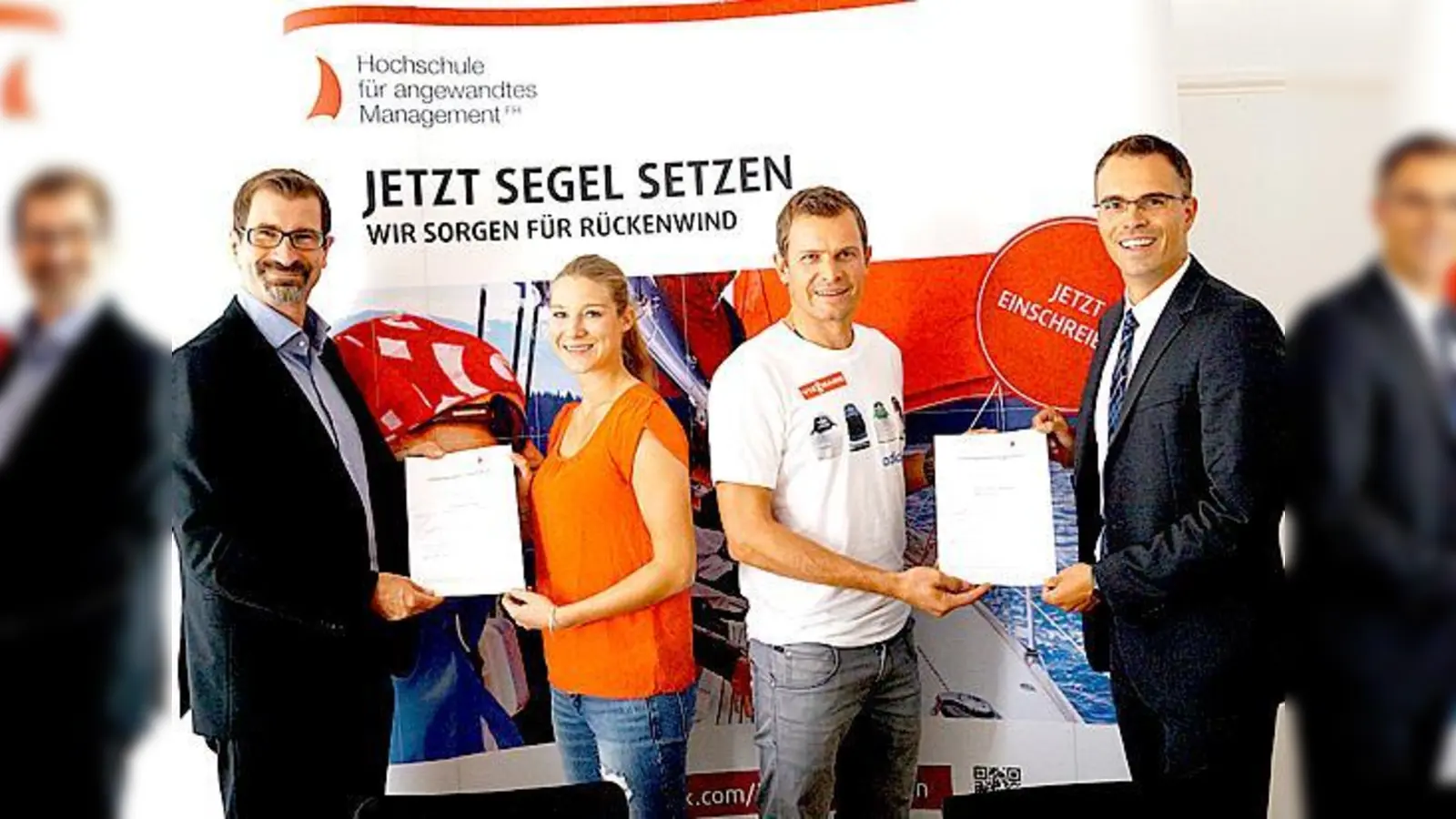 Snowboarderin Amelie Kober und Langläufer Tobias Angerer werden an der Hochschule für angewandtes Management willkommen geheißen. 	 (Foto: Sabrina Bernhardt)