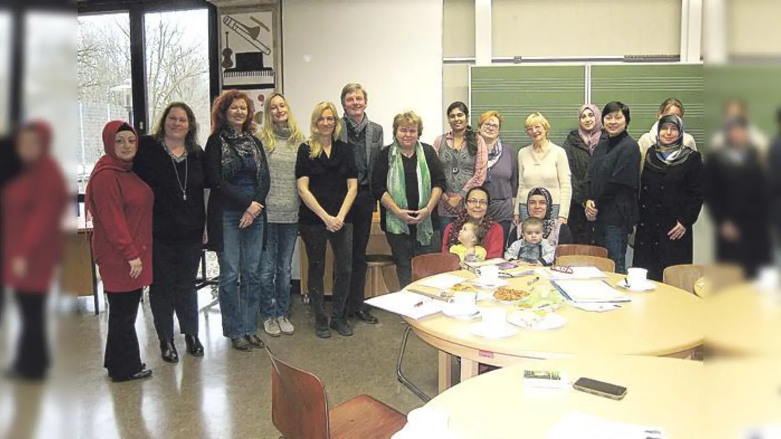 Stadträtin Beatrix Burkardt (7. von links) besuchte Mitte Januar das Elterncafé in der Rennertschule..	 (Foto: privat)