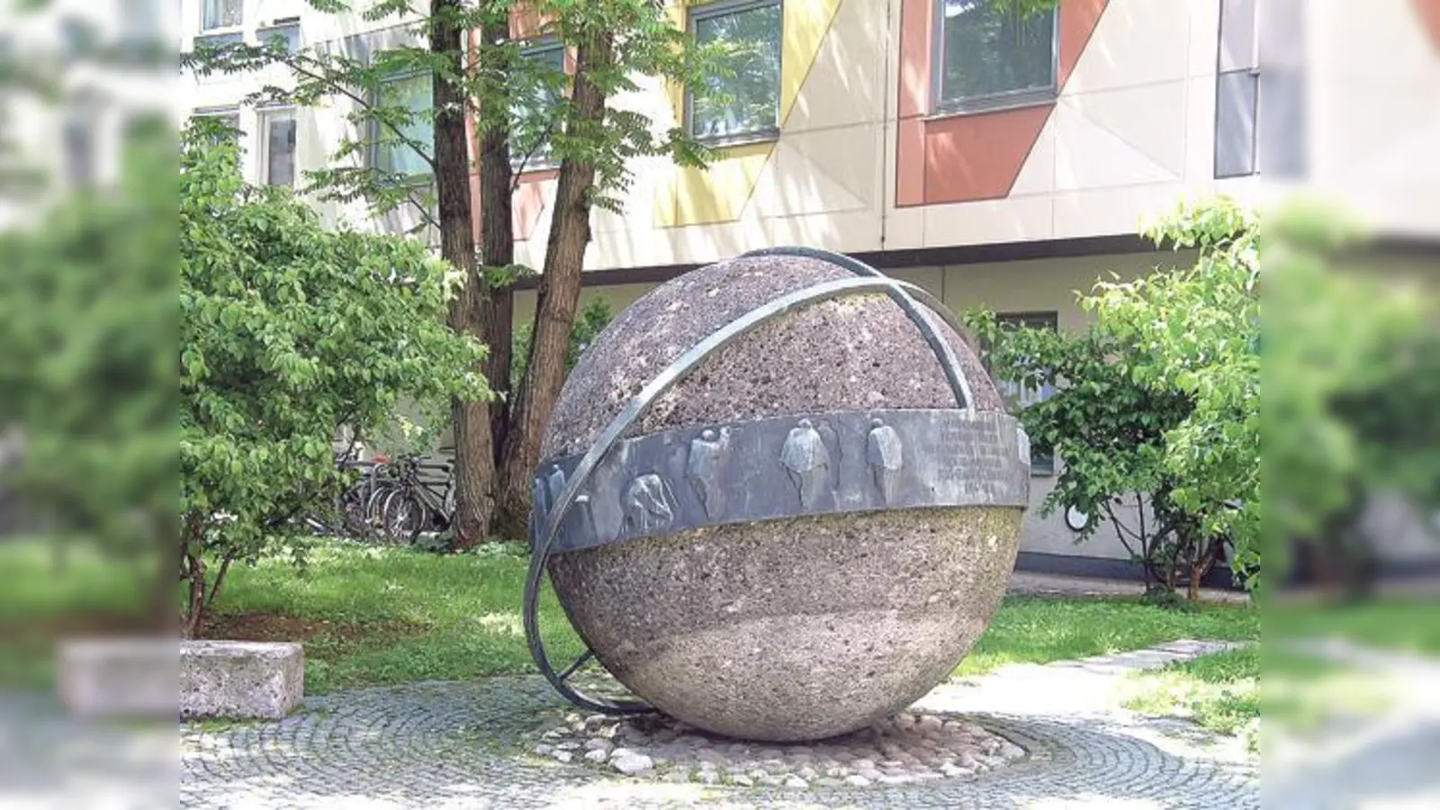 Johann-von-Soldner Denkmal vor dem Bay. Landesamt für Vermessung soll an die Verwaltungsreformen der napoleonischen Ära erinnern. 	 (Foto: VA)