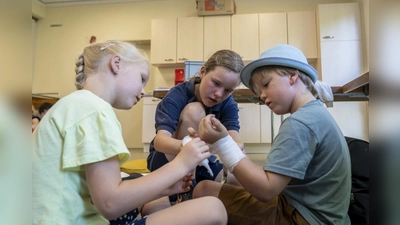 Die Kinder waren mit Feuereifer bei der Sache und übten mit großem Ernst die Handgriffe. (Foto: JRK)