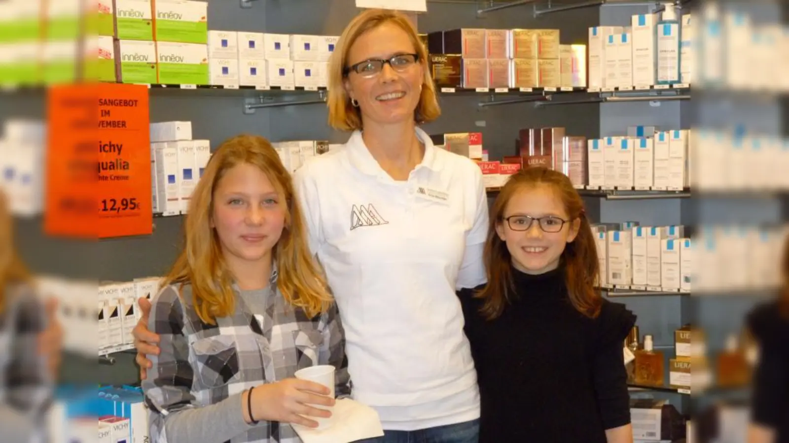 Mit dem Verkauf von heißer Zitrone unterstützte die Magnus Apotheke die Spendenaktion der Elternschaft von „St. Willibald”. Inhaberin Iris Blaschke, ihre Tochter Hanna (r.) und deren Freundin Pia halfen tatkräftig mit, dass die Kinder von „St. Willibald” schon bald ein neues Spielhaus bekommen. (Foto: BK)