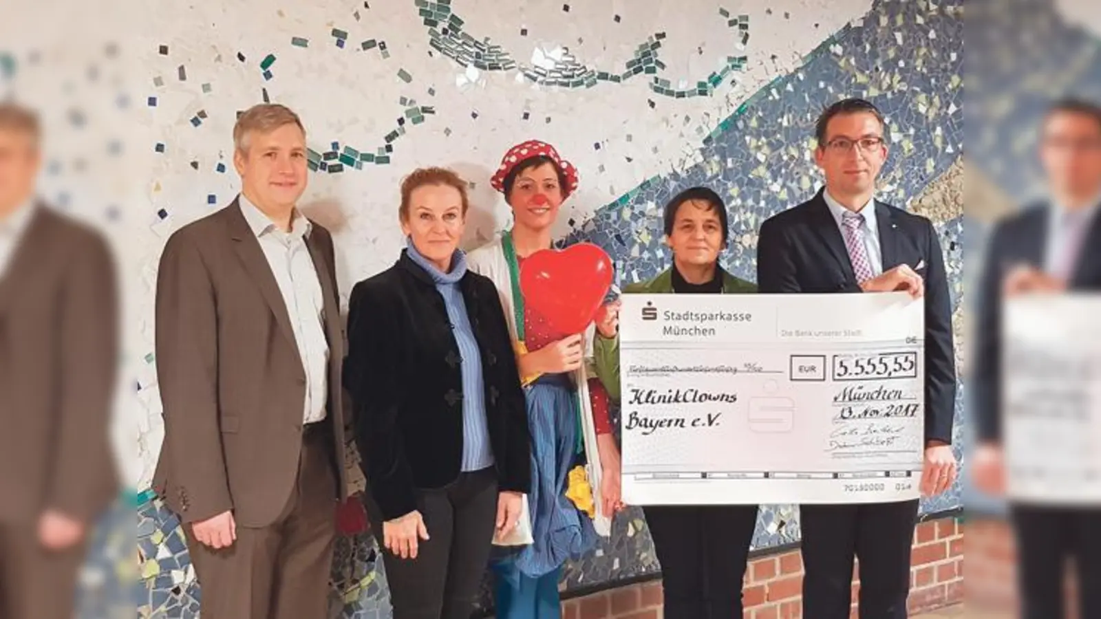 Von links: Dietmar Schubert (Kassenwart Förderverein), Angelika Sigl (Konrektorin), KlinikClownin »Fiderallala«, Claudia Lorenz (Rektorin) und Dr. Carsten Bornhövd (Vorstandsvorsitzender Förderverein)	 (Foto: Grundschule an der Feldbergstraße)