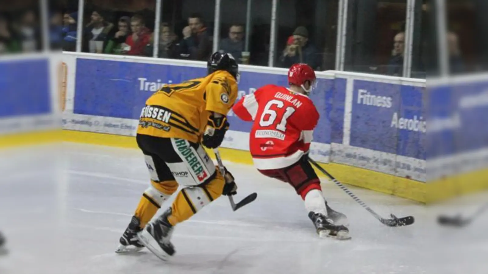 Szene aus der Partie des EHC Klostersee gegen den EV Füssen (1:4) mit EHC-Stürmer Philipp Quinlan (# 61).	 (Fotos: smg)