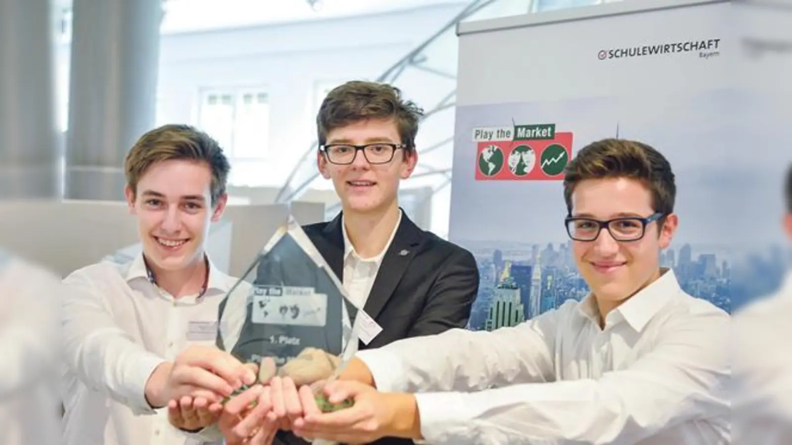 Das Siegerteam vom MTG (von links nach rechts): Magnus Menger, Dominique Urner und Andre Gjini.           (Foto: bbw - Bildungswerk der Bayerischen Wirtschaft e. V.)