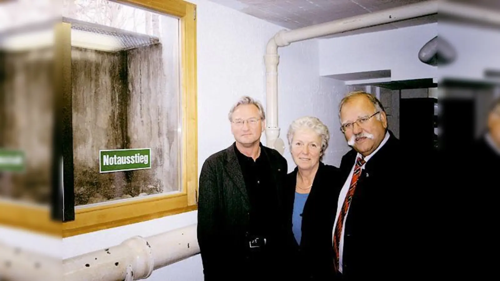 Vor dem Notausstieg: Pfarrer Hans Martin Schroeder mit Ehefrau Elke und Wiggerl Hagn (von links). Rotarier Michael fehlt auf dem Foto.  (Foto: Privat)