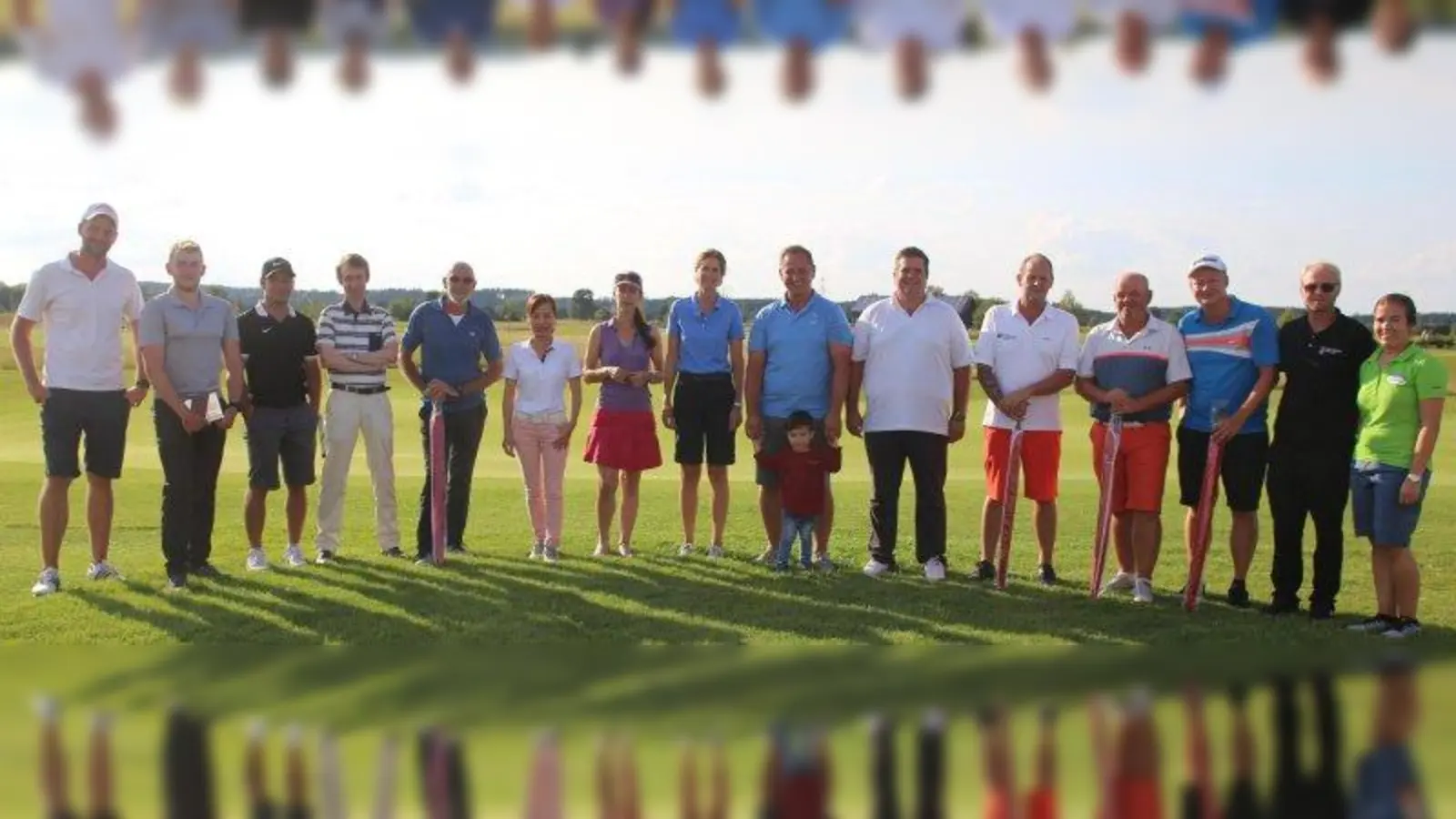 Am vergangenen Wochenende fand das dritte „Race to Bad Griesbach-Turnier“ auf der Golfrange Germering statt. Über 100 Teilnehmer kämpften um die begehrten Turnierpreise. Auf dem Bild die glücklichen Gewinner (v.l.) Alexander Knie, Ludwig Metz, Jakob Ostermeier, Carsten Goedtke, Franz Müller, Thu-Thuy Nguyen, Kathrin Nauschütt, Ulrike Kober, Nenad Kovacevic, Alexander Neumann, Jörg Weber, Klaus Hufnagel, Michael Hammerschmid, Simon Arnold (Repräsentant Bad Griesbach), Cornelia Weishäupl (Assistentin Anlagenleitung). (Foto: Gunnar Eckhart)