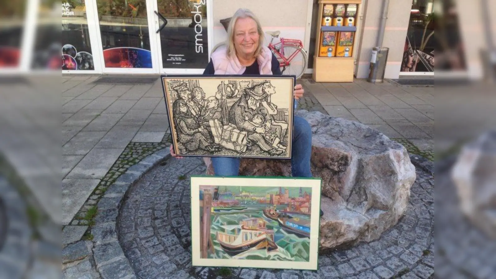 Vera Pein mit den beiden BIldern, die versteigert werden sollen. (Foto: pst)