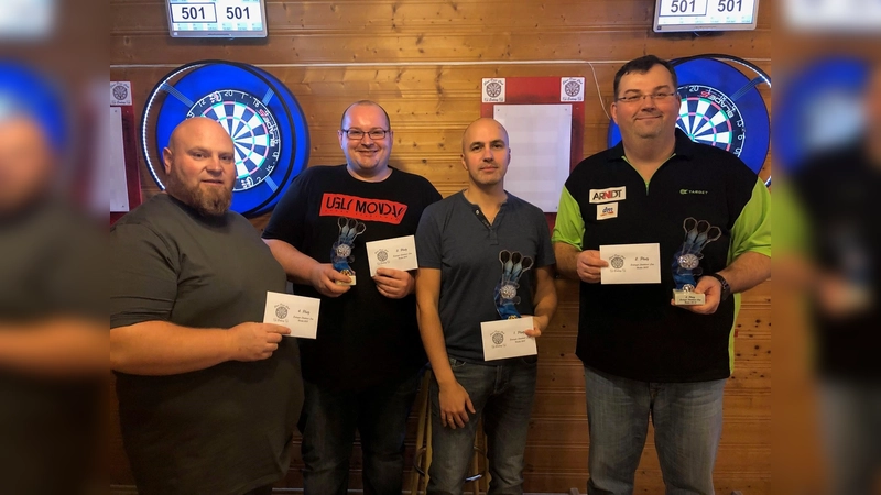 Alex Münster (2. v. re.) konnte im Wettkampf die Konkurrenz auf Abstand halten. Zum Siegerfoto fanden die besten Spieler einträchtig zusammen (v. li.: Swen Rausch, Andreas Dietrich, René Mehrländer). (Foto: VA)