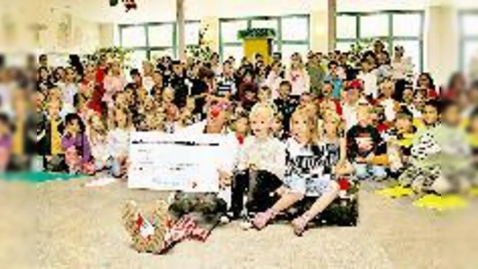 »Dankeschööööööön«, sagte der Klinikclown zu den Spenden der Grundschüler.  (Foto: hol)