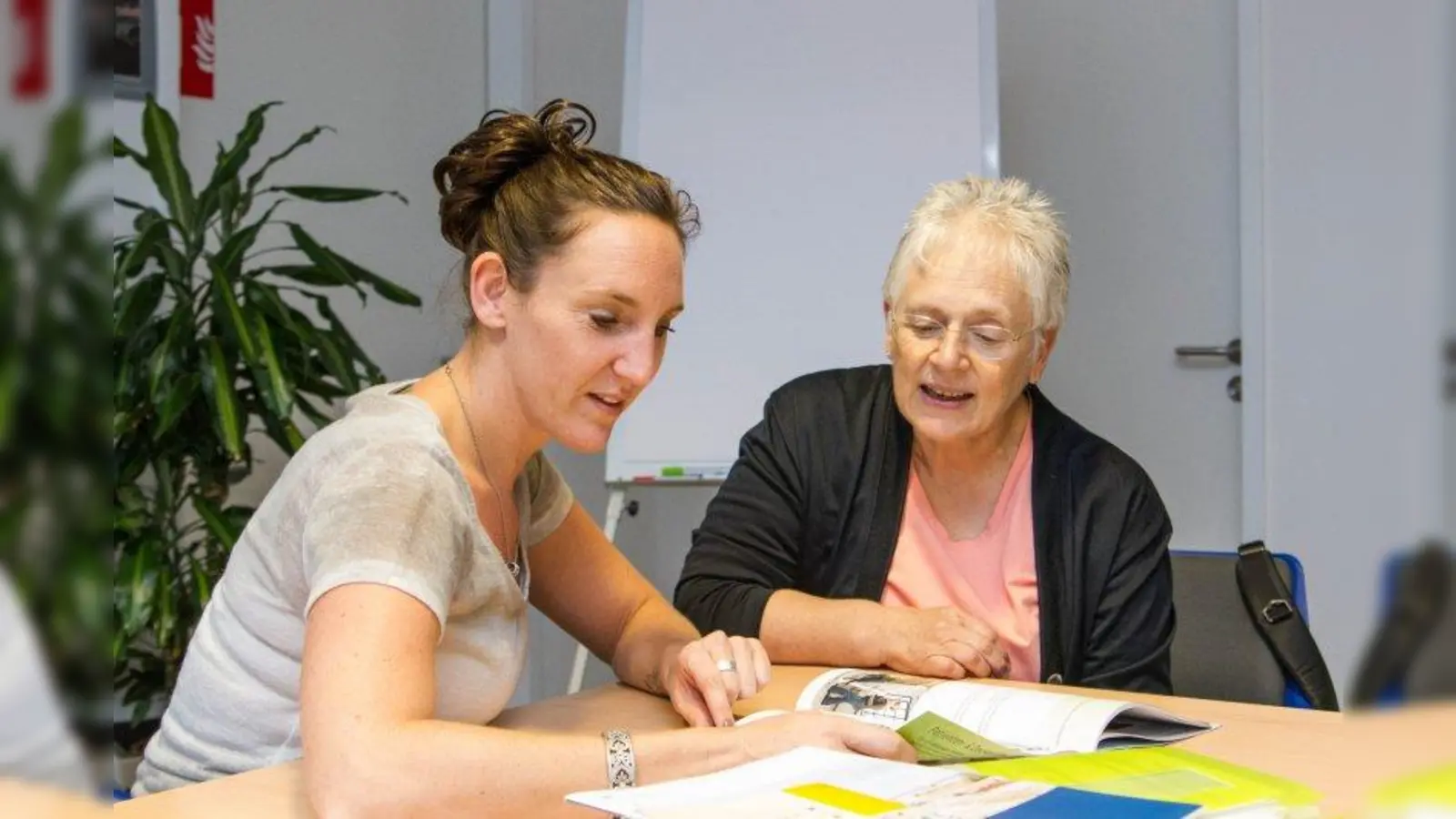 Manuela Bugdaycioglu (links) leitet die Fachstelle für pflegende Angehörige bei „Dein Nachbar e.V.“. (Foto: Dein Nachbar e.V.)